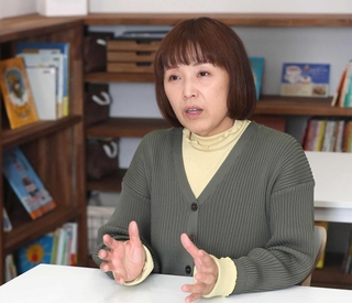 大学時代の被災体験を語る、出版社「金木犀舎」代表の浦谷さおりさん＝姫路市西二階町（撮影・辰巳直之）