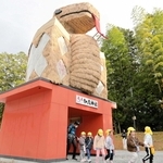 加茂神社にお目見えした巨大なヘビの置物＝姫路市安富町安志