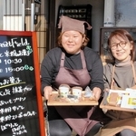 菓子の販売所を設けたリトリートフィールドの木原恵理さん（右）と、利用者の井上京香さん＝姫路市山田町西山田