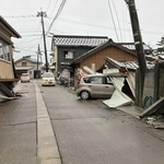 地震で倒壊した建物に挟まれるなどして使えなくなった車＝石川県珠洲市（日本カーシェアリング協会提供）