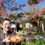 「手仕事喫茶『御座候』書写山麓店」への思いを語る山田宗平社長＝姫路市書写