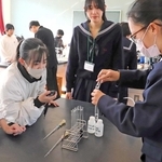 化学反応の実験に取り組む児童、生徒たち＝広嶺中学校