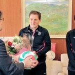 全日本選手権優勝を報告するヴィクトリーナ姫路の柴田真果主将（右）やアビタル・セリンジャー監督（中央）ら＝姫路市役所