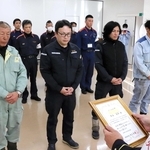 海に転落した男性を救出した（左から）岸本吉和さん、石川真次さん、西脇敬修さん、金谷和哉さん＝飾磨消防署