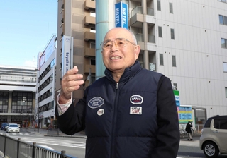 仮設住宅があったＪＲ姫路駅南側で震災当時を振り返る「青山１０００人会」代表の岸岡孝昭さん＝姫路市南駅前町（撮影・辰巳直之）