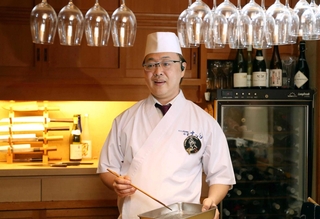 阪神・淡路大震災を経験し、現在は日本料理店「白雲まこと」を経営する中嶋建二さん＝姫路市魚町（撮影・辰巳直之）