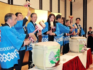 鏡開きをして新年を祝う参加者ら＝姫路商工会議所