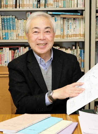 方言研究の成果について語る都染直也さん＝姫路市的形町的形