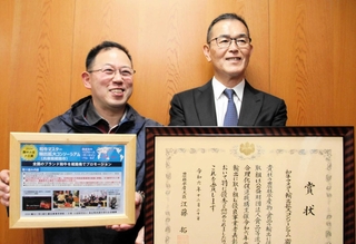 農林水産大臣賞の受賞を喜ぶエスフーズの平井博勝専務（右）と、神戸ビーフ生産者の盛本和喜さん＝姫路市東郷町