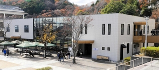 「ヒメジ理化マルシェ」の愛称がついた兵庫県立大姫路工学キャンパス大学会館＝姫路市書写