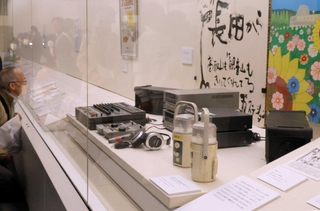 神戸市長田区のラジオ局「ＦＭわぃわぃ」が使用していた放送機材や非常用ランタン＝県立歴史博物館