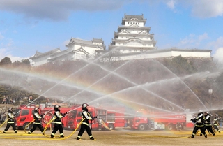 息の合った一斉放水を披露する中播消防署員＝姫路城三の丸広場