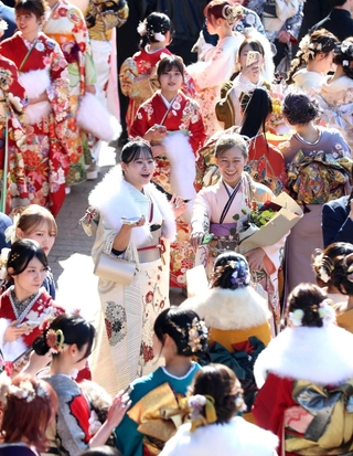 「はたちの集い」で友人との再会を喜ぶ参加者＝姫路市神屋町