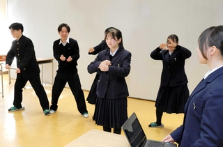 防災をテーマにした演劇の練習に励む姫路商業高校の生徒たち＝姫路市井ノ口、同校