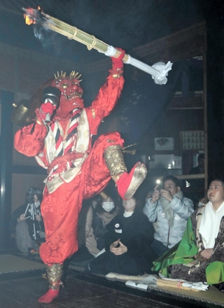 たいまつを手に、伝統の舞が披露された＝書写山円教寺