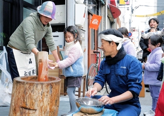 餅つきを楽しむ子どもたち＝姫路市忍町
