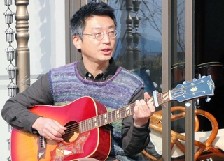 依頼を受け、網干高校の思い出を歌にした関口哲也さん＝姫路市林田町奥佐見
