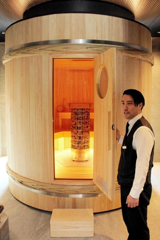 宍粟市産のヒノキを使い、酒だるの形に仕上げたサウナ。室内に木の香りが広がる＝姫路市広嶺山