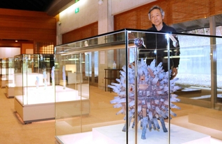 展示作品を解説する神田正之さん＝姫路市書写の里・美術工芸館