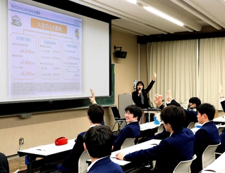 三井住友信託銀行の職員から金融リテラシーを学ぶ生徒たち＝淳心学院高校