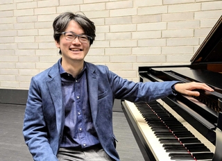 ２公演への抱負を語るピアニスト山中歩夢さん＝アクリエひめじ