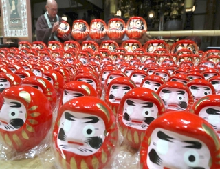 応聖寺の桑谷祐顕住職によって左目を書き入れられた「福だるま」＝福崎町高岡