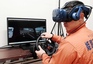 ＶＲゴーグルを着けて緊急走行を擬似体験する姫路西消防署員＝同消防署