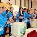 鏡開きをして新年を祝う参加者ら＝姫路商工会議所