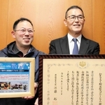 農林水産大臣賞の受賞を喜ぶエスフーズの平井博勝専務（右）と、神戸ビーフ生産者の盛本和喜さん＝姫路市東郷町