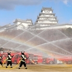 息の合った一斉放水を披露する中播消防署員＝姫路城三の丸広場