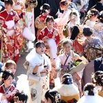 「はたちの集い」で友人との再会を喜ぶ参加者＝姫路市神屋町