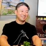 大阪・関西万博の会場で提供する「究極のえきそば」を手に、意気込みを語るまねき食品の竹田典高社長＝姫路市北条