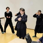 防災をテーマにした演劇の練習に励む姫路商業高校の生徒たち＝姫路市井ノ口、同校