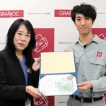 兵庫県の善行賞「のじぎく賞」を贈られた斎藤健二さん（右）＝姫路市広畑区富士町