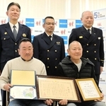 海に転落した男性を救助し、県の善行賞などを受けた大前雅也さん（前列右）と池渕彰美さんら＝姫路市飾磨区中島、飾磨消防署