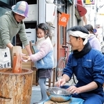 餅つきを楽しむ子どもたち＝姫路市忍町