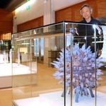 展示作品を解説する神田正之さん＝姫路市書写の里・美術工芸館