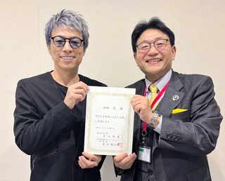 姫路市の清元秀泰市長（右）から「姫路ふるさと大使」の任命状を受け取ったタレントの田村淳さん（市提供）