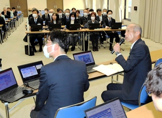 地域幸福度という指標を用いて考えた施策を発表する姫路市職員ら＝姫路市役所
