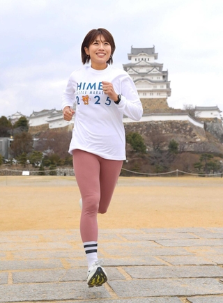 姫路城マラソンの楽しさを発信するきゃっするひとみーさん＝姫路城三の丸広場（撮影・辰巳直之）