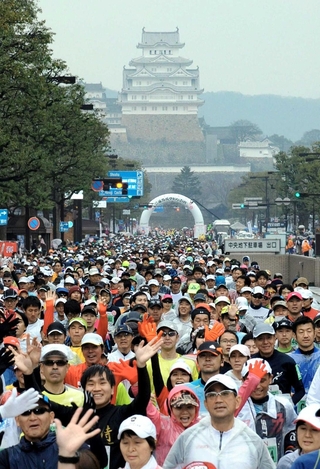 ２０１５年２月に開かれた姫路城マラソンの第１回大会。さまざまな困難を乗り越えて実現にこぎつけた＝姫路市内