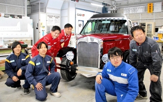 ジムニーを改造した車両と、作業に携わった４年生の前川侑澄さん（右から２人目）ら＝姫路市兼田