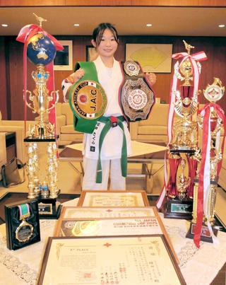 極真空手の全国大会で３冠を達成した網干西小５年の帽田さくらさん＝姫路市役所