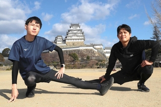 姫路城マラソン本番に向けて練習に励む成将希記者（左）と村上晃宏記者＝姫路城三の丸広場（撮影・辰巳直之）