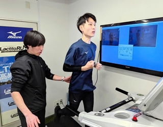 マラソン時のフォーム診断に臨む成将希記者（右）＝ミズノランニングヨドヤバシ