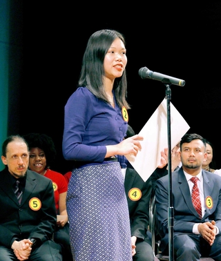 金賞を受け、喜びを語るシュエ・イー・ウィンさん＝姫路市本町、イーグレひめじ