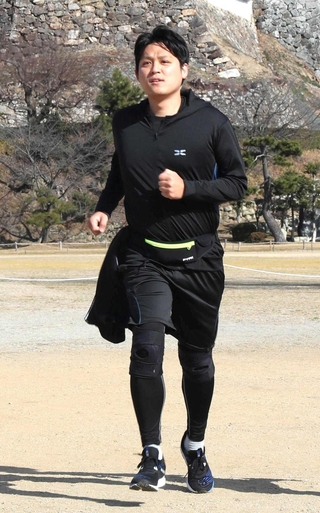 姫路城周辺を試走する村上晃宏記者＝姫路市本町（撮影・辰巳直之）