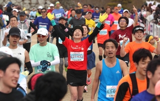 昨年の大会の様子。村上記者と成記者も歓喜のゴールを目指す＝姫路城三の丸広場