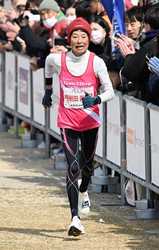 自身が持つマスターズ女子６５～６９歳の部の世界記録を更新した弓削田真理子さん＝２３日午後、姫路市本町、姫路城三の丸広場（撮影・大田将之）