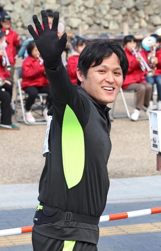 完走を目前に笑顔で駆ける村上晃宏記者＝姫路市本町（撮影・小林良多）